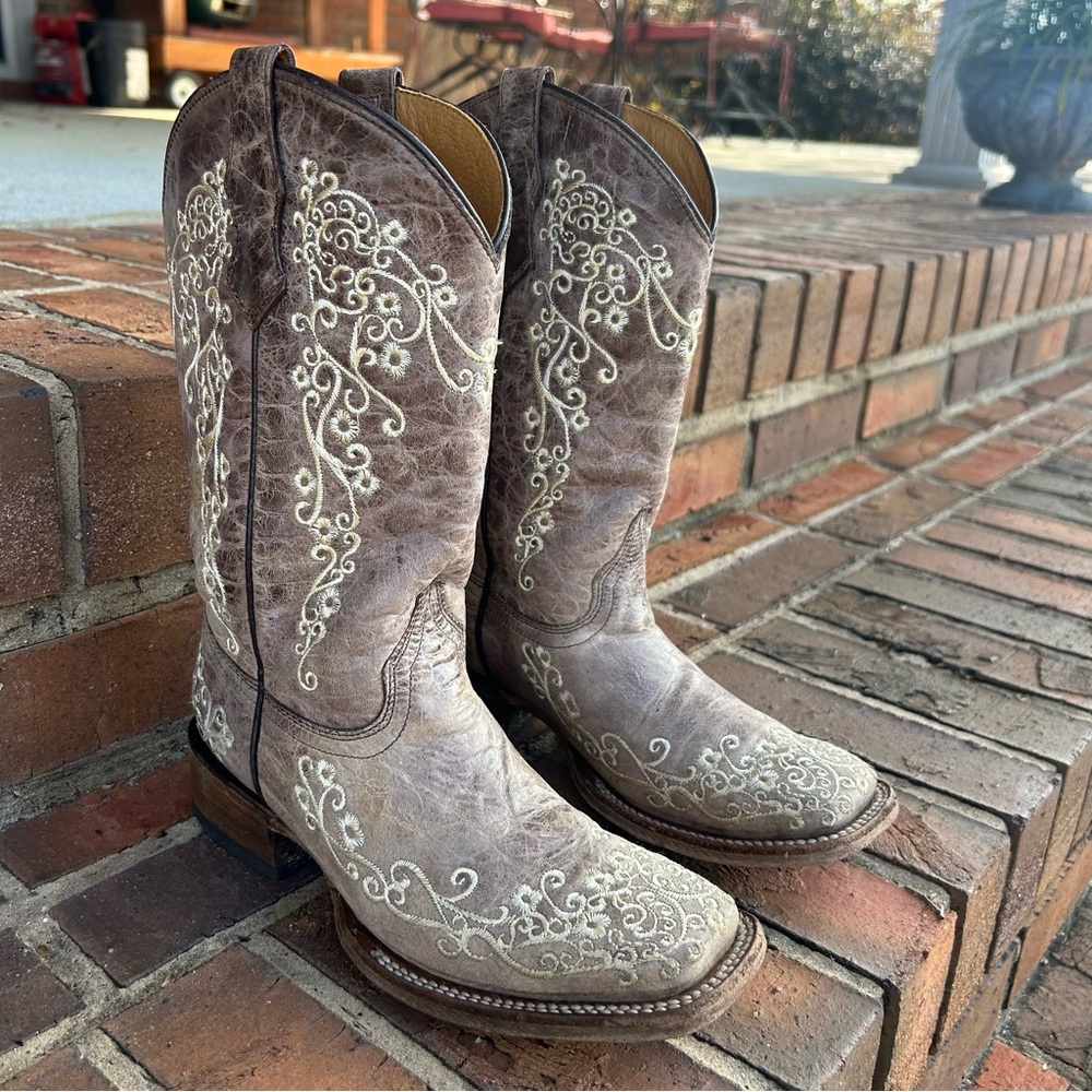 Corral Girls  Brown Crater Bone Embroidery Square Toe Western Boots.